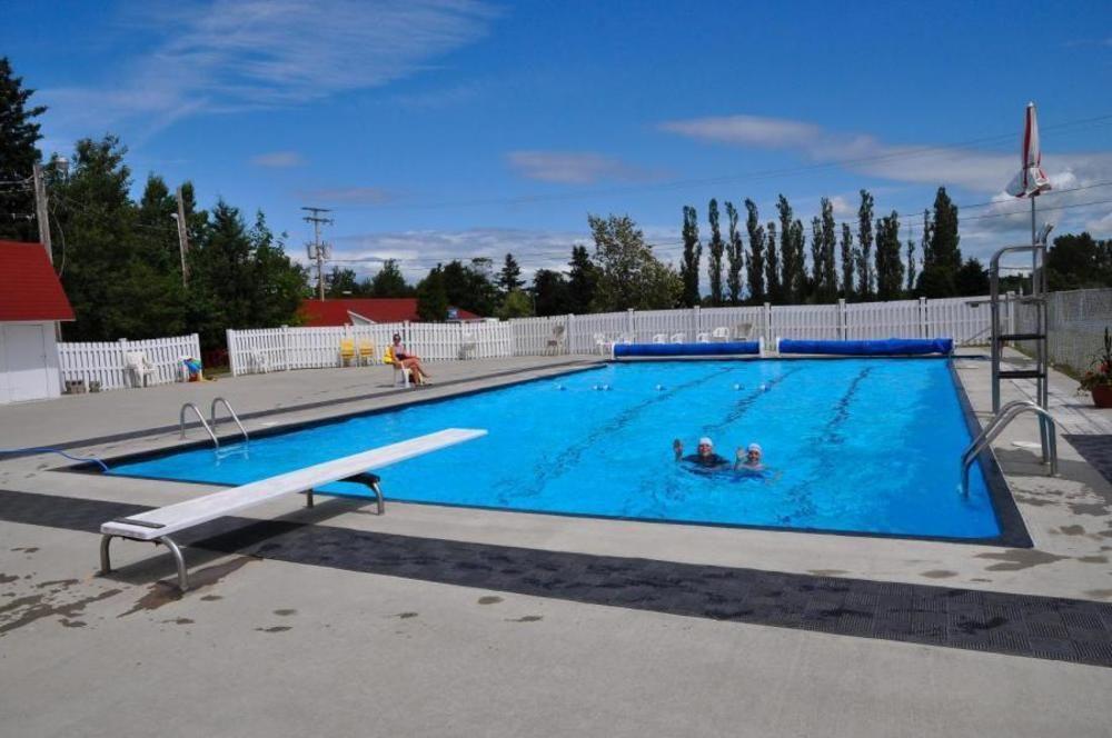 Camping & Chalets De La Demi-Lieue Hotell Saint-Jean-Port-Joli Exteriör bild