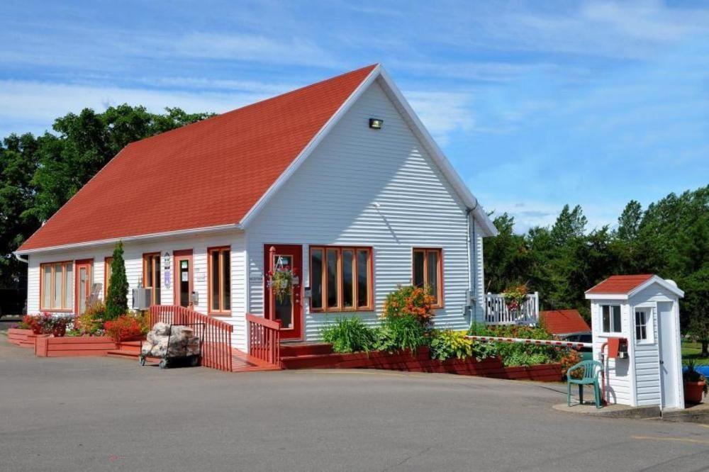 Camping & Chalets De La Demi-Lieue Hotell Saint-Jean-Port-Joli Exteriör bild