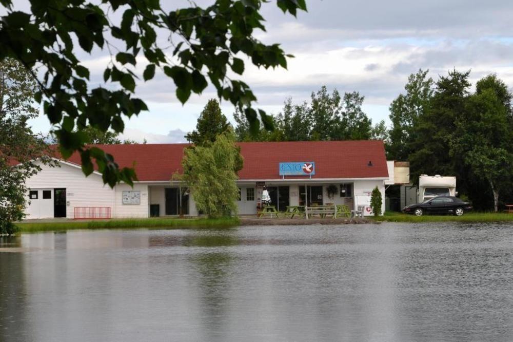 Camping & Chalets De La Demi-Lieue Hotell Saint-Jean-Port-Joli Exteriör bild